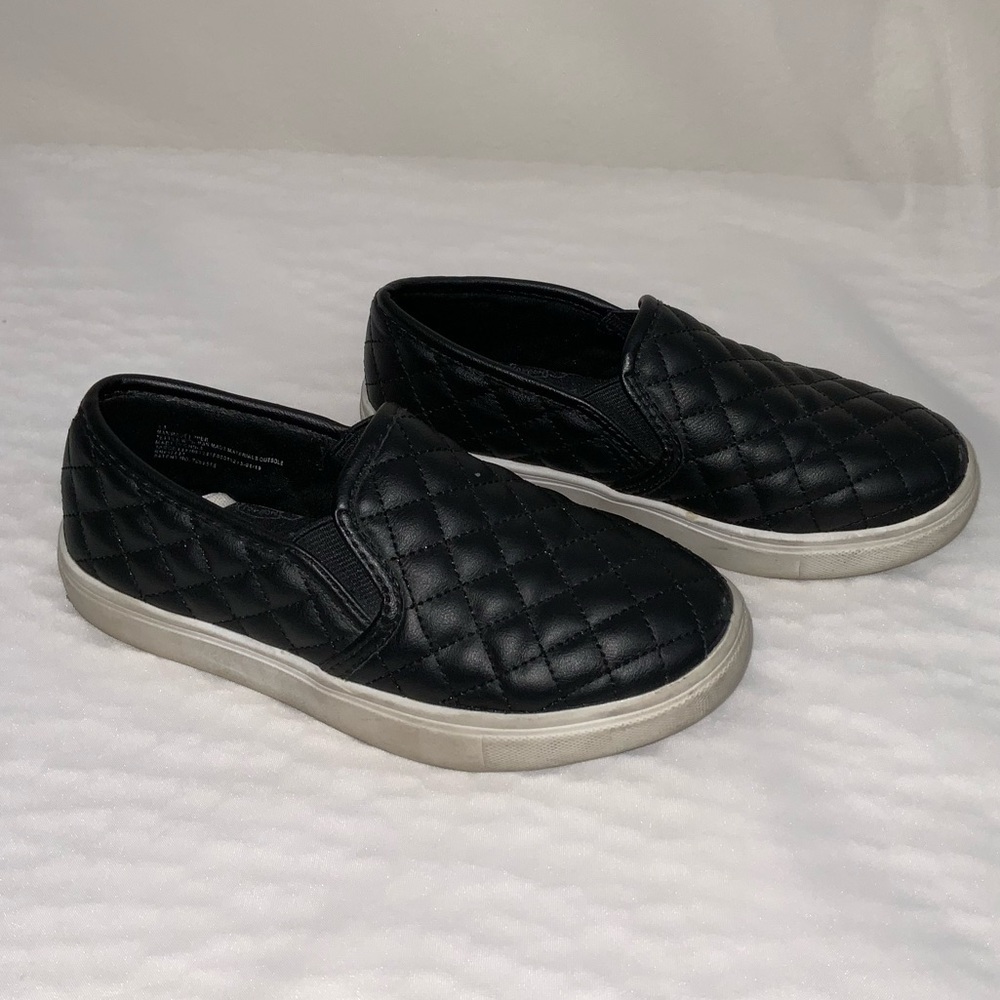 Girl’s Cat & Jack Black Quilted Loafers Size 13
